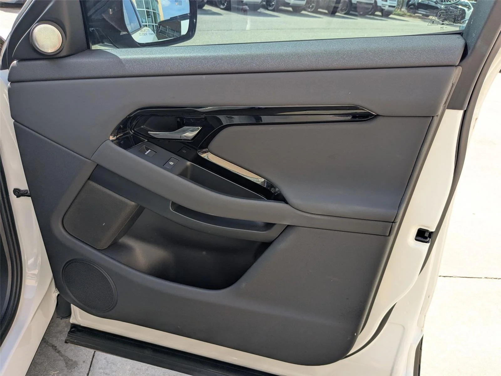Used 2025 Fuji White Land Rover Dynamic SE image 29