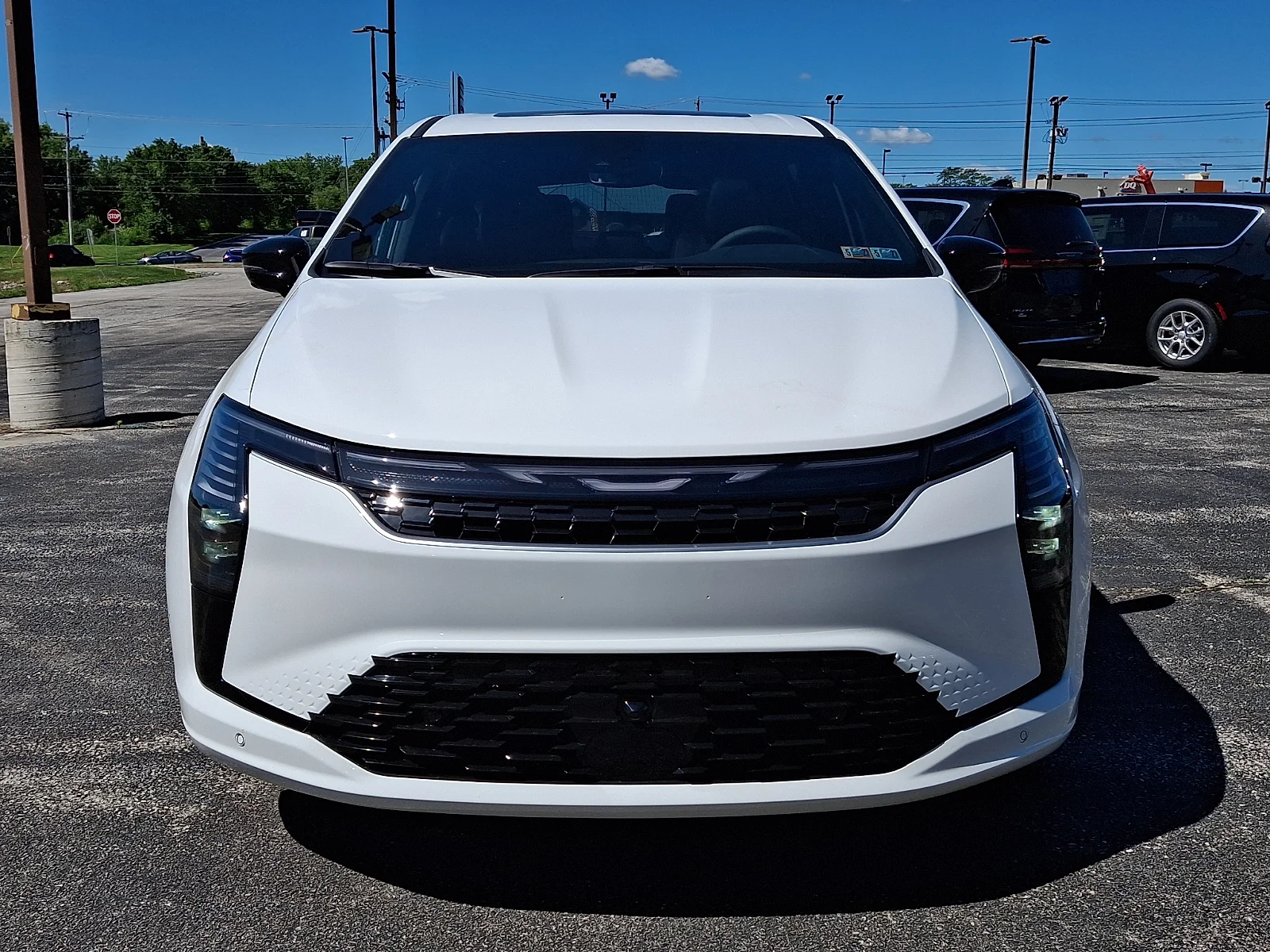 New 2027 Bright White Clear-Coat Exterior Paint Chrysler Select image 3