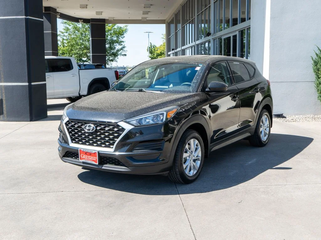 Used 2020 Black Hyundai SE image 3