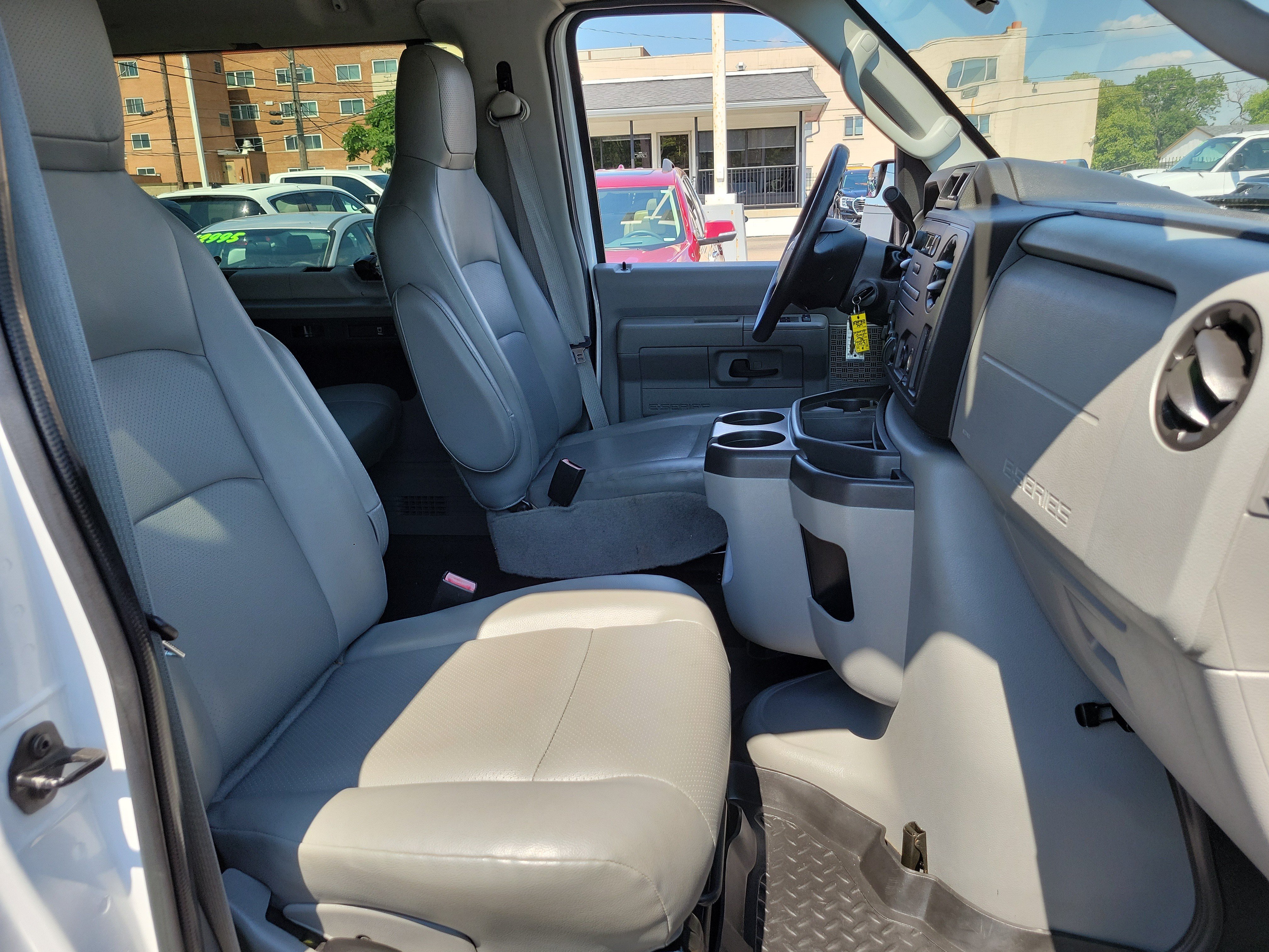 Used 2014  Ford XL image 12