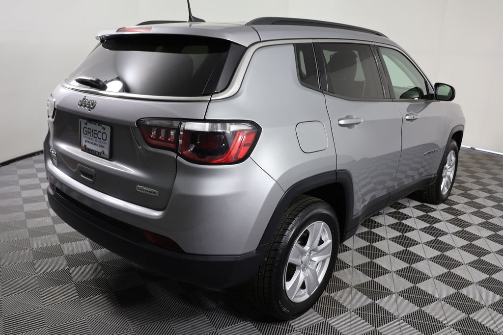 Used 2022 Silver Jeep Latitude image 8