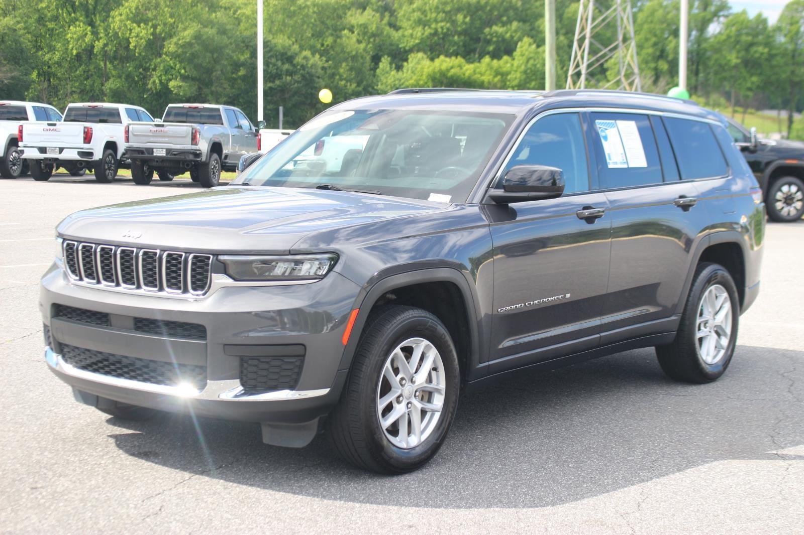 Used 2022 Gray Jeep Laredo image 3