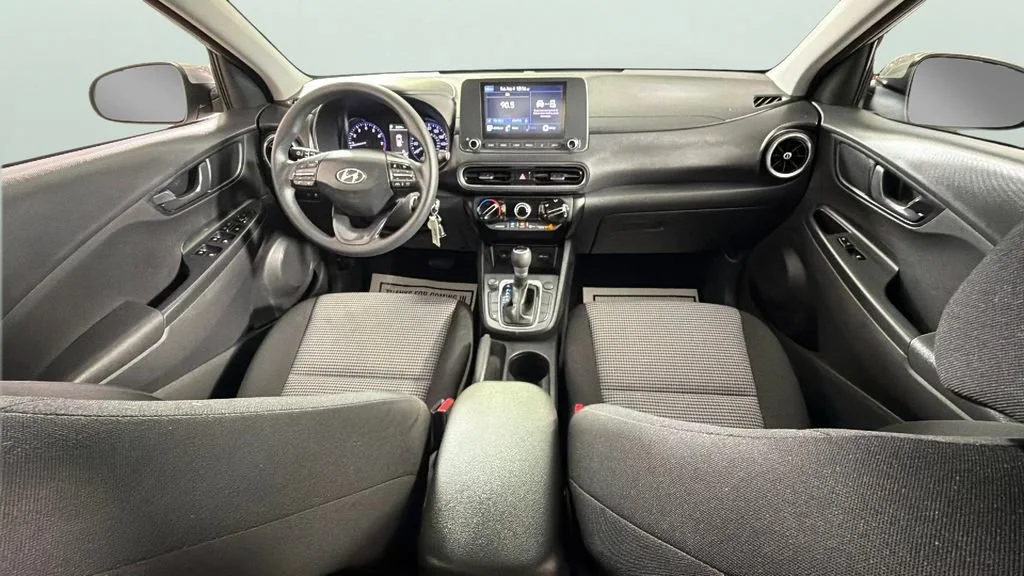 Used 2022 Silver Hyundai SE image 31