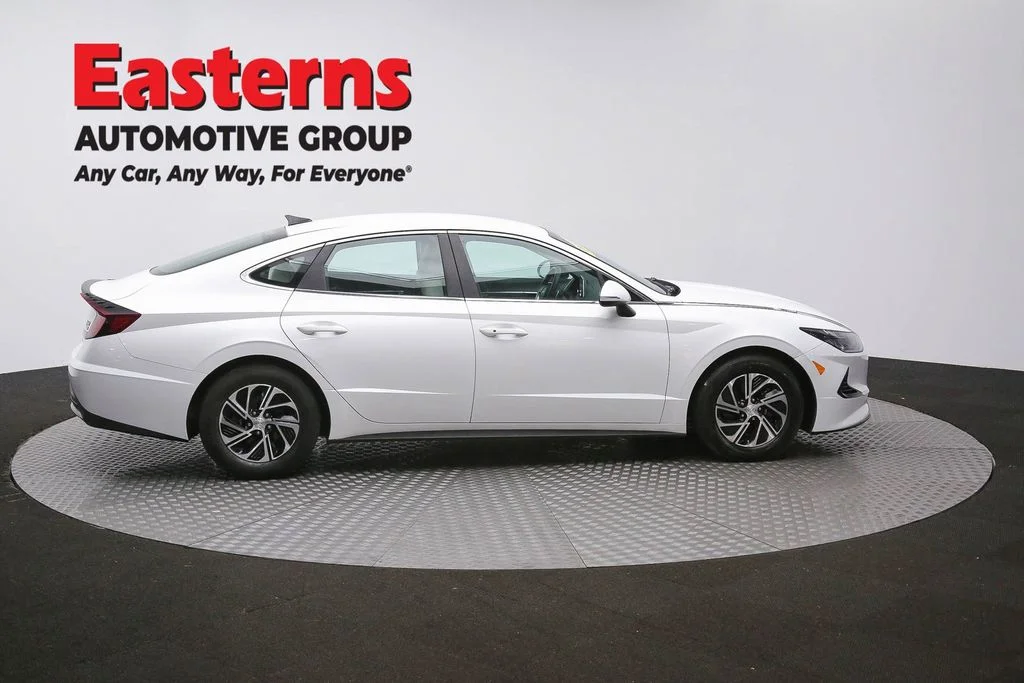 Used 2021 White Hyundai Blue image 40