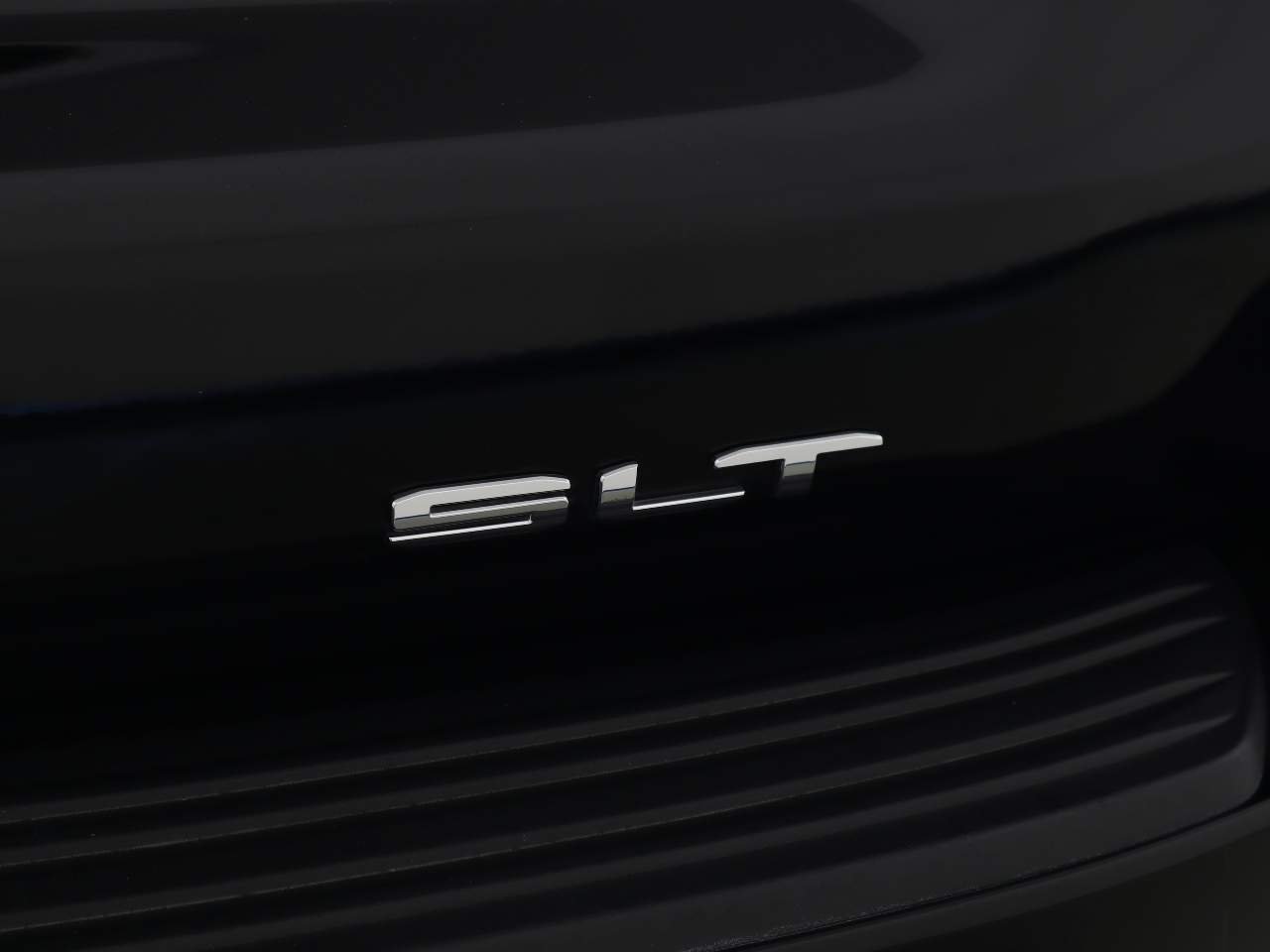 Used 2023 Onyx Black GMC SLT image 7