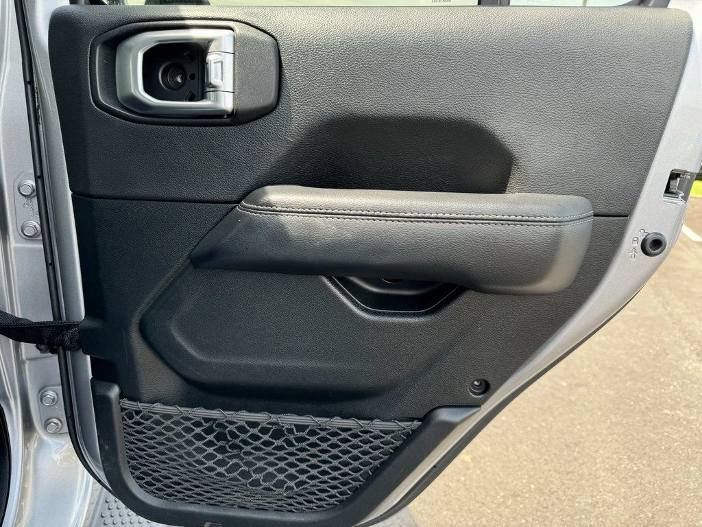 Used 2020 Silver Jeep Unlimited Sahara image 16