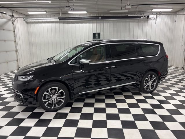 2026 Chrysler Pacifica Pinnacle AWD's photo