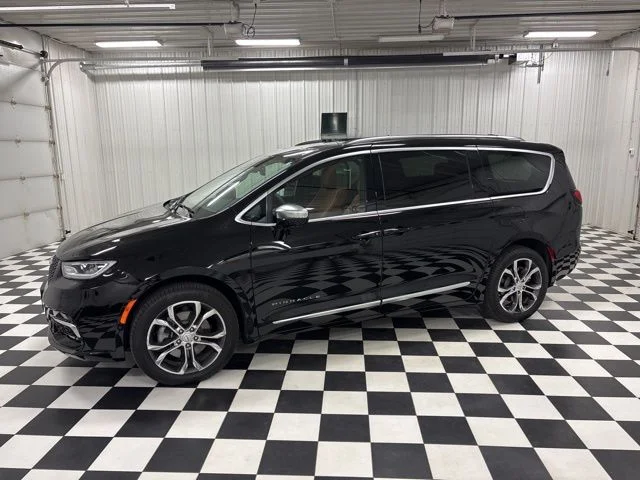 2026 Chrysler Pacifica Pinnacle AWD's photo