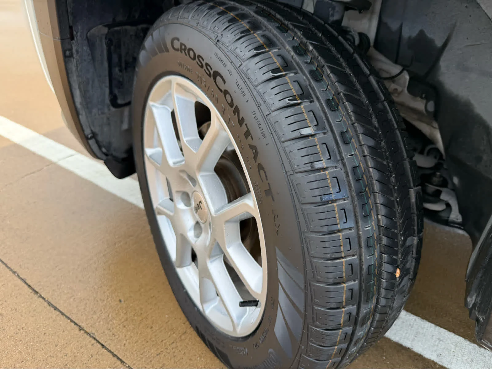 Used 2023 Alpine White Clearcoat Jeep Latitude image 22