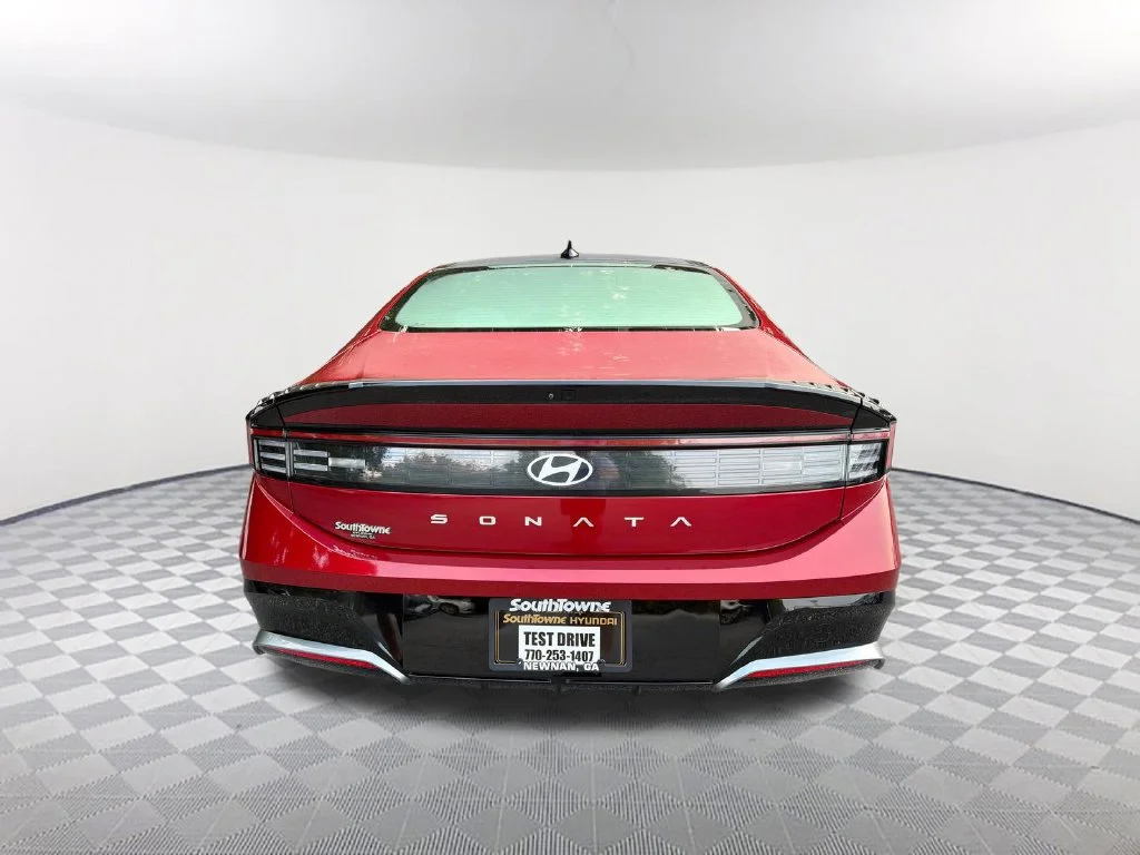 Used 2025 Red Hyundai SEL Convenience image 6