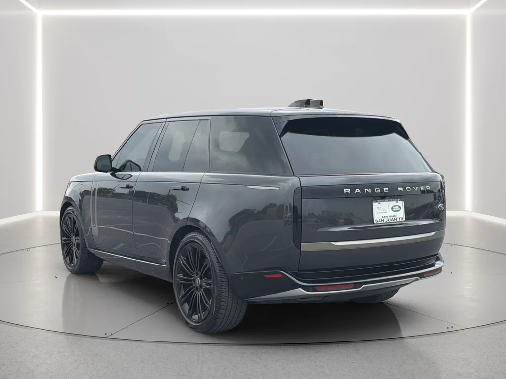 Used 2023  Land Rover SE image 15