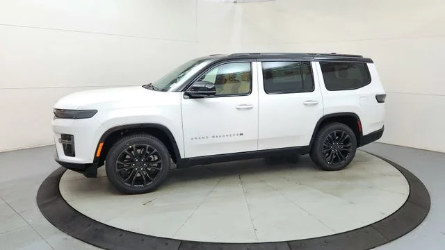 New 2026 Bright White Clear-Coat Exterior Paint Jeep Summit Reserve image 5