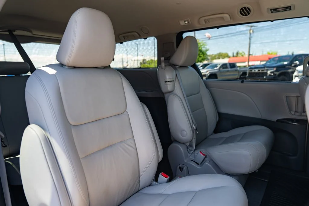 Used 2020 Predawn Gray Mica Toyota XLE image 32