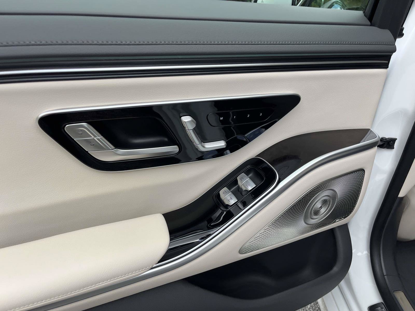 New 2027 MANUFAKTUR Moonlight White Metallic Mercedes-Benz S 500 4MATIC® Sedan image 38