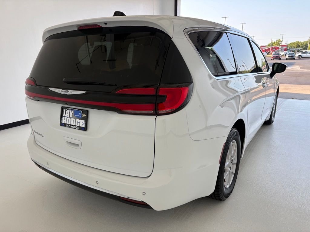 Used 2025 White Chrysler Select image 23