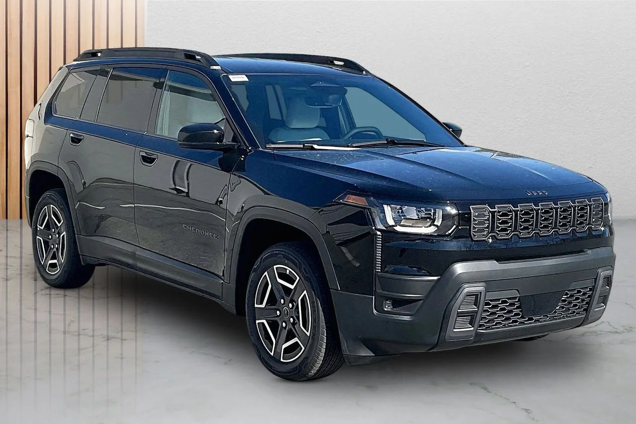 New 2026 Diamond Black Crystal Pearl-Coat Exterior Paint Jeep Limited image 2
