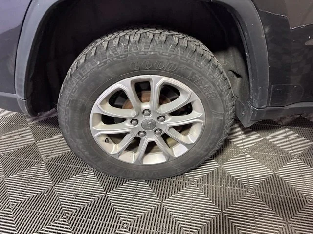 Used 2016 Brilliant Black Crystal Pearlcoat Jeep Laredo image 40
