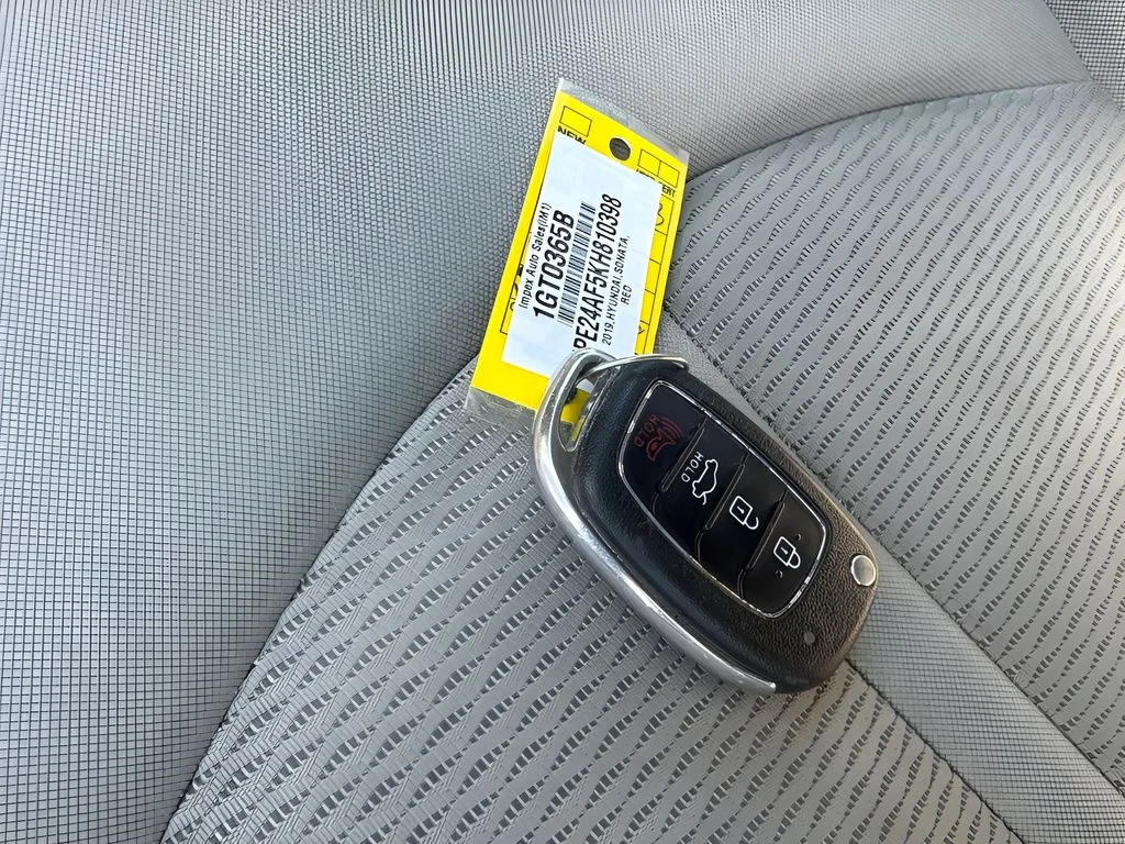 Used 2019 Red Hyundai SE image 22