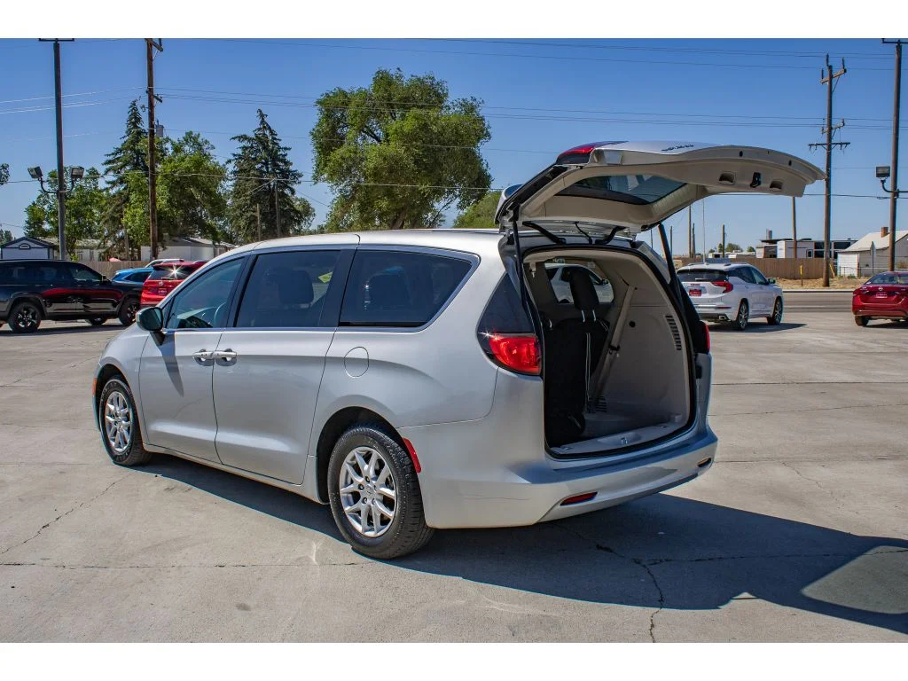 Used 2023 Silver Mist Clearcoat Chrysler LX image 9
