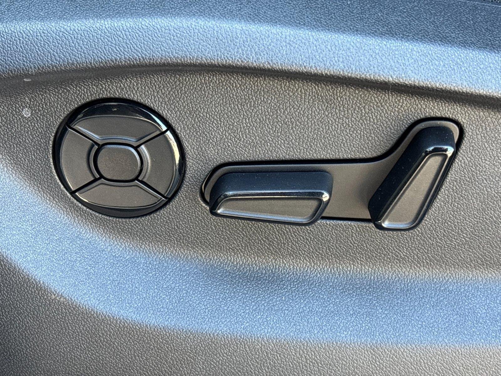 2025 Volkswagen Tiguan SE - Photo 16