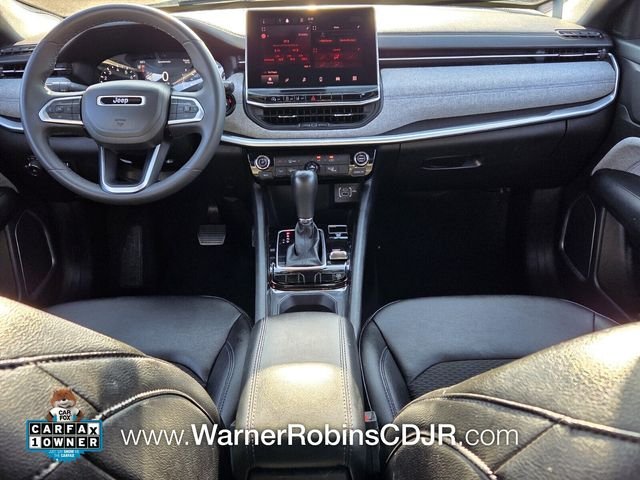 Used 2024  Jeep Latitude image 9