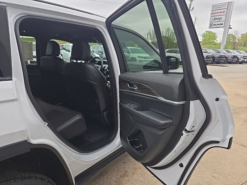 New 2026 Bright White Clear-Coat Exterior Paint Jeep Altitude image 77