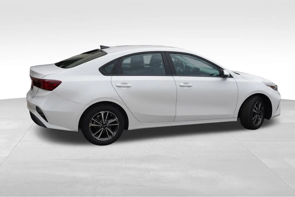 Used 2023 Snow White Pearl Kia LXS image 4