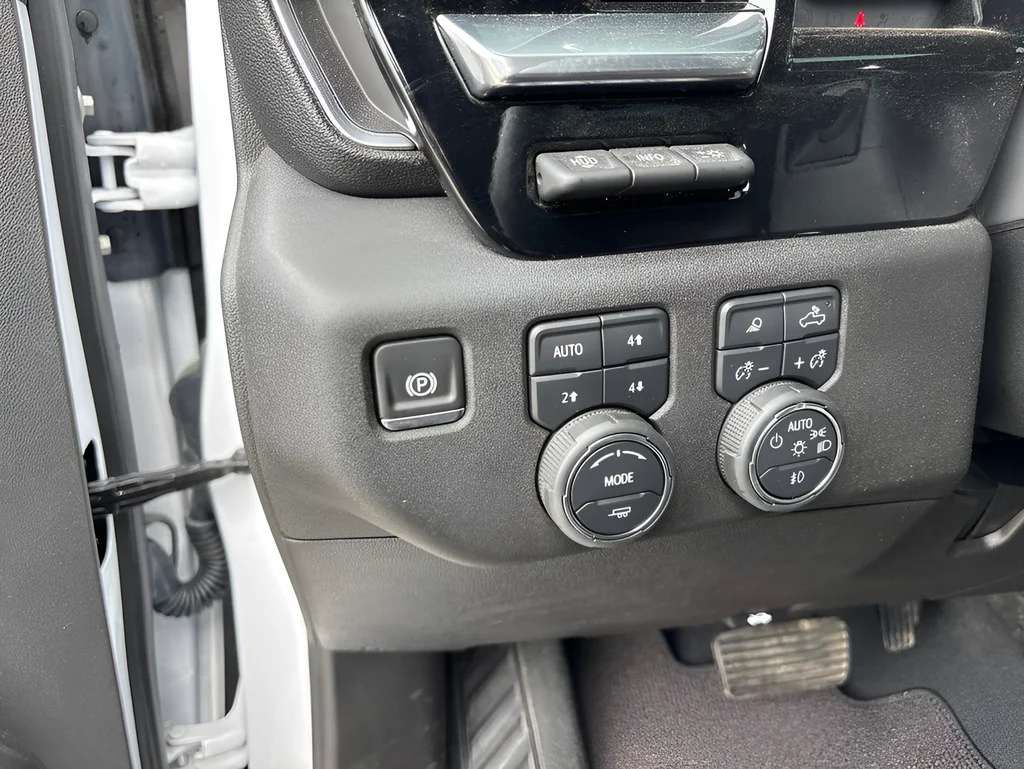 Used 2025 Pearl Chevrolet High Country image 18