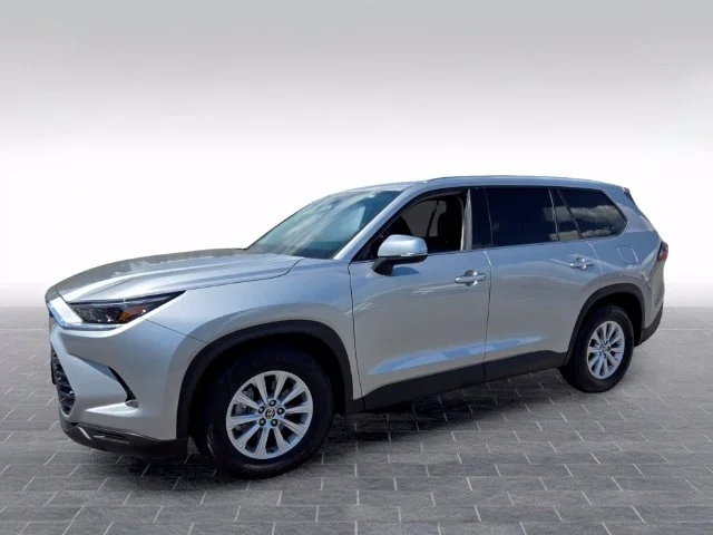 Used 2025 Silver Toyota XLE image 3
