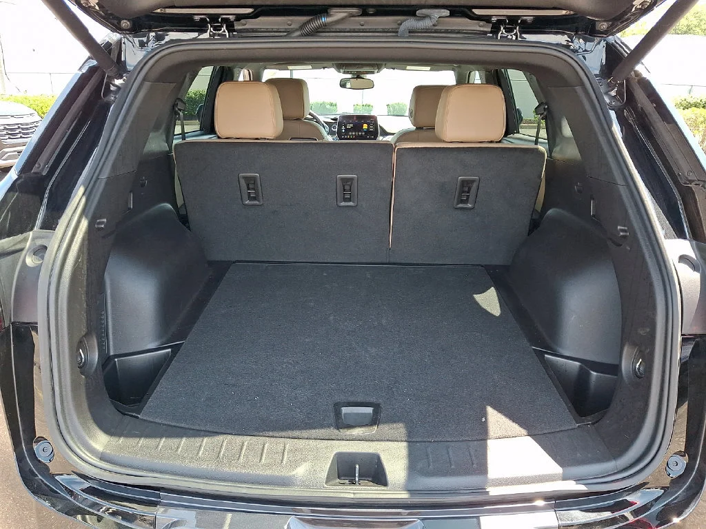 Used 2025 Black Chevrolet Premier image 31