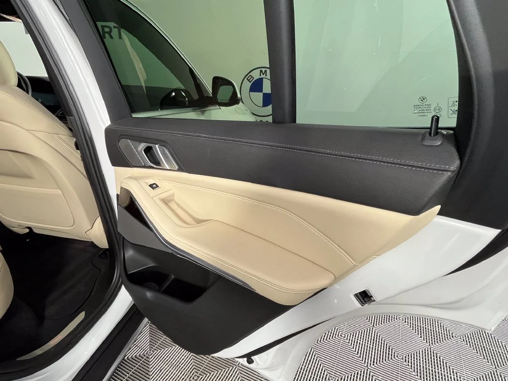 Used 2021 White Metallic BMW xDrive40i image 22