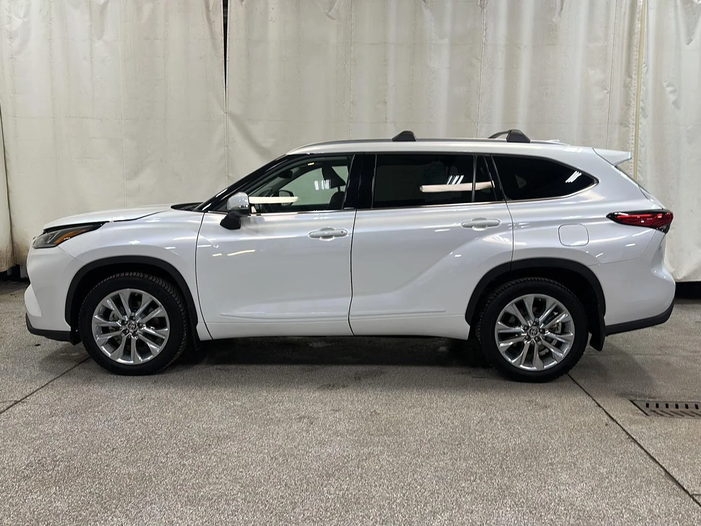 Used 2023 Toyota Highlander Limited with VIN 5TDKDRBH3PS015054 for sale in Waconia, Minnesota