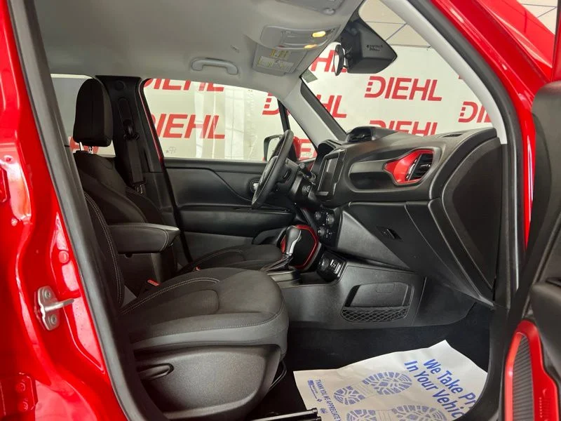 Used 2023 Red Jeep Latitude image 12