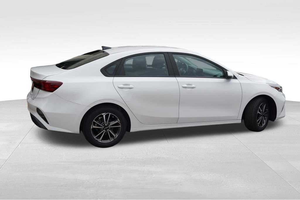 Used 2023 Snow White Pearl Kia LXS image 4