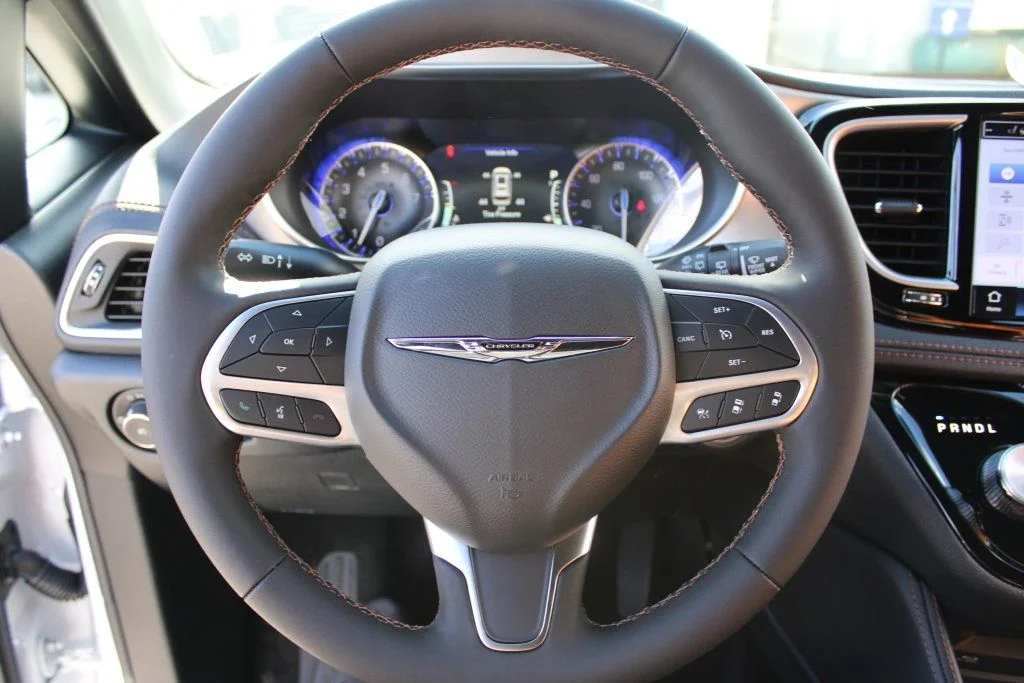 New 2026 Bright White Clear-Coat Exterior Paint Chrysler Pinnacle image 13