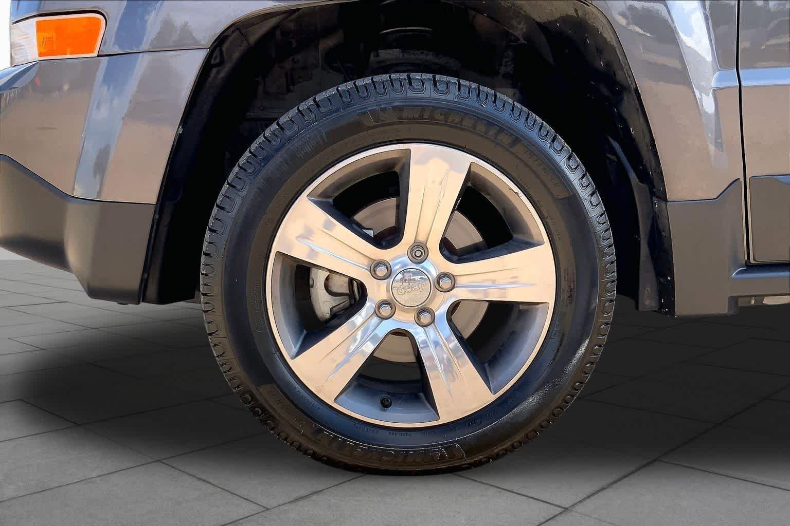 Used 2016 Granite Crystal Metallic Clearcoat Jeep High Altitude Edition image 9