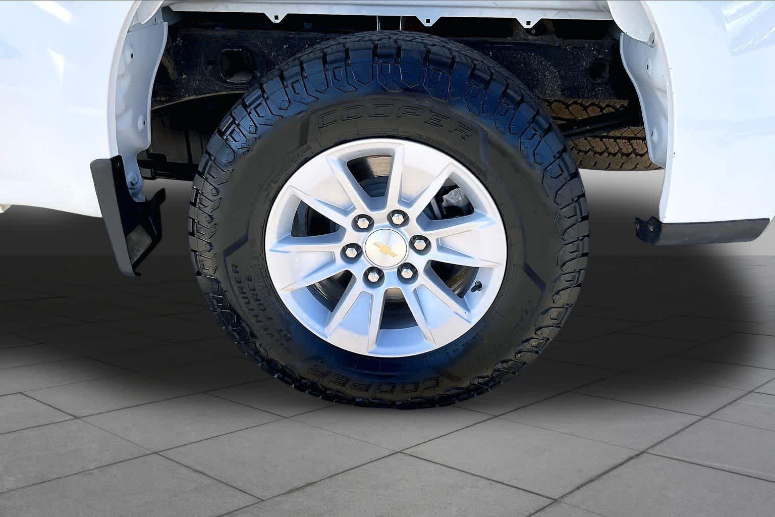 Used 2025 Summit White Chevrolet LT image 11