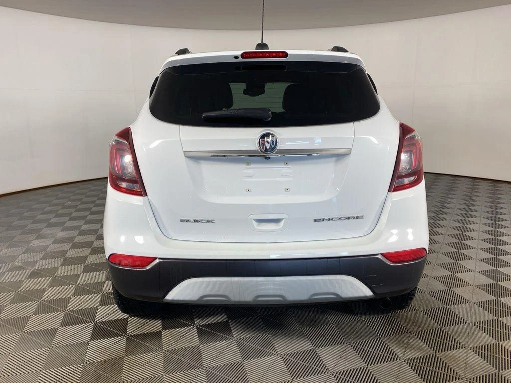Used 2017 Summit White Buick Essence image 6
