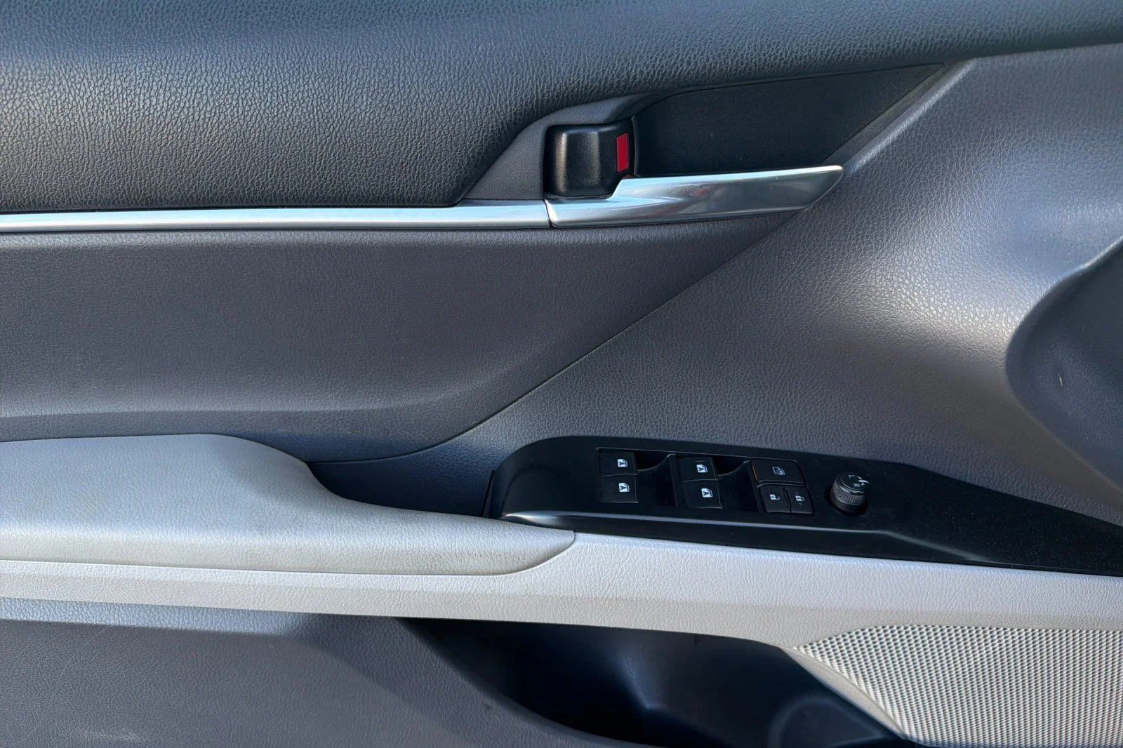 Used 2018 Gray Toyota SE image 13