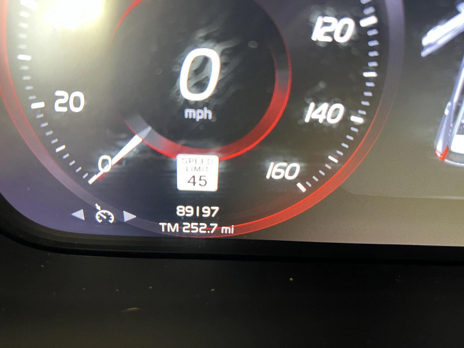 Used 2019 Gy Volvo R-Design image 19