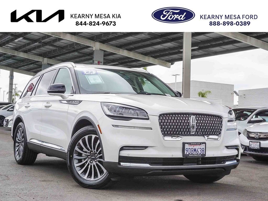 Used 2022 White Lincoln Standard image 1