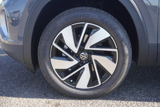 New 2026 Pure Gray Volkswagen 2.0T SE w/Technology image 15