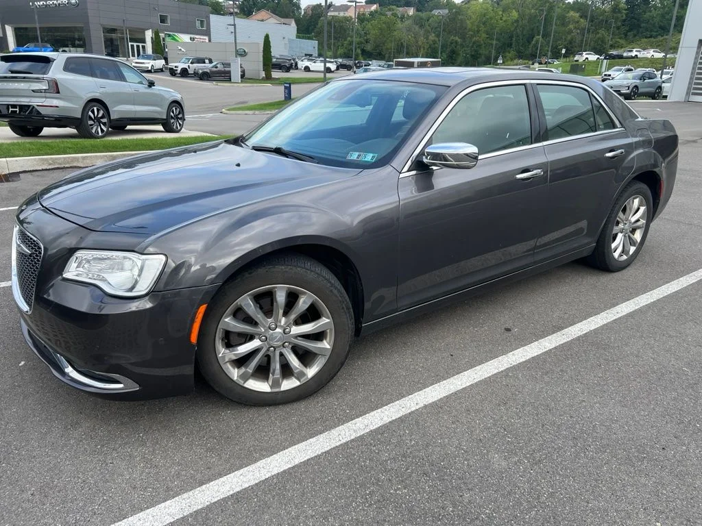 Used 2018 Crystal Metallic Chrysler Limited image 6
