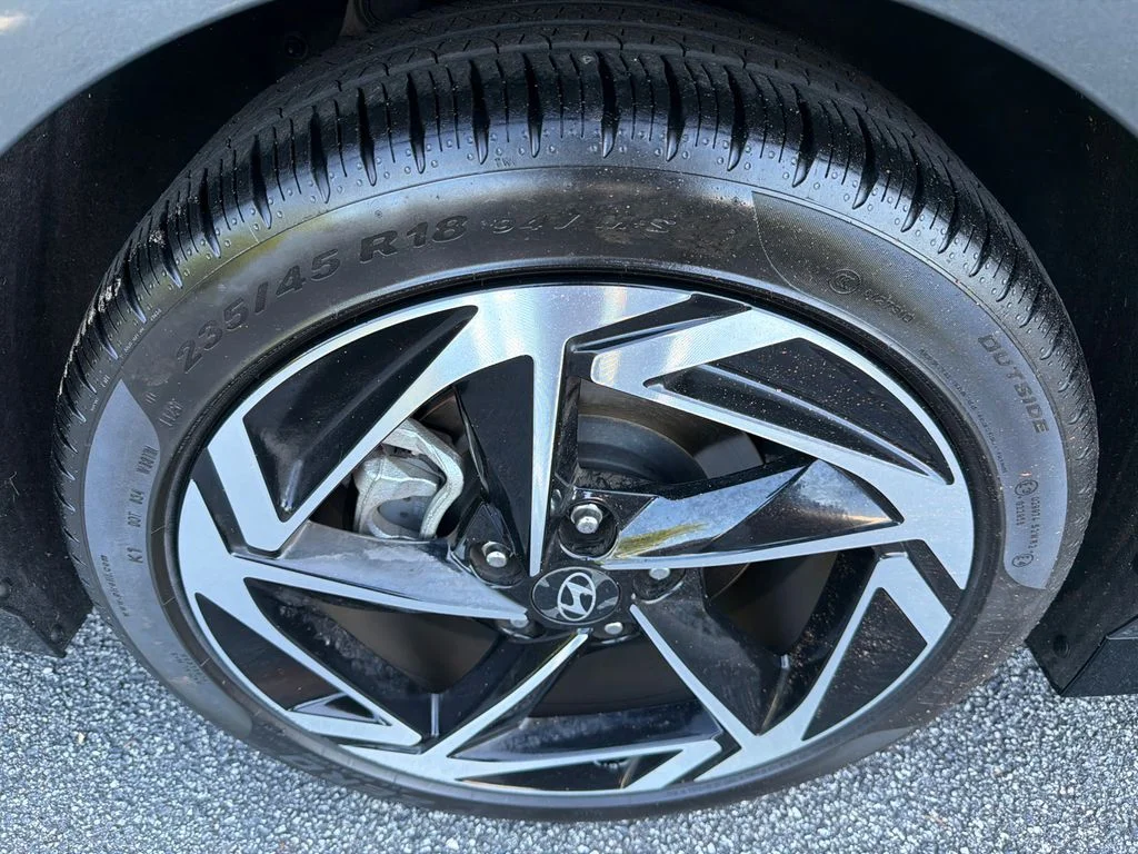 Used 2025 Gray Hyundai SEL Convenience image 17