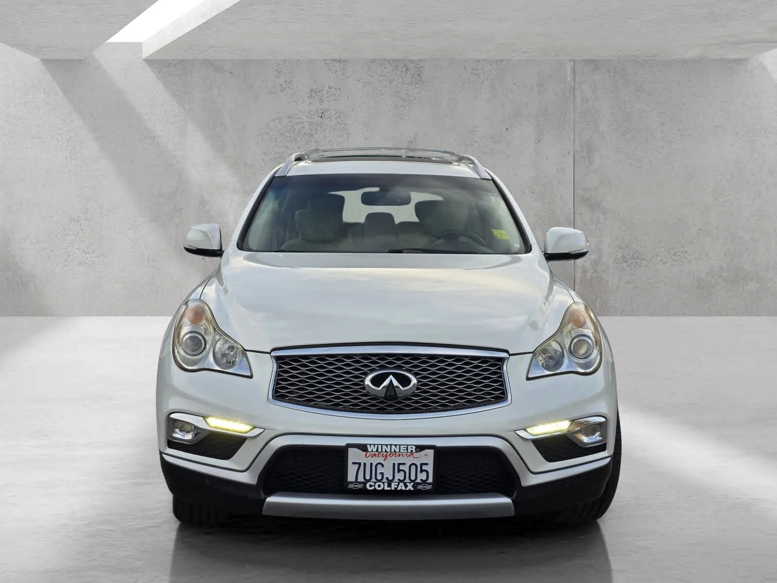 Used 2016  INFINITI  image 2