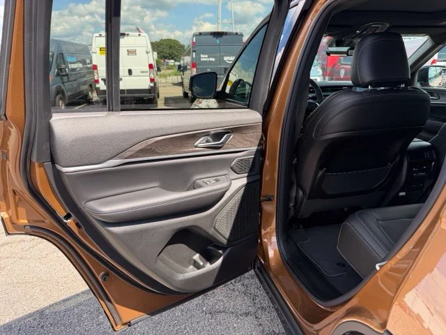 New 2027 Brown Jeep Limited image 10