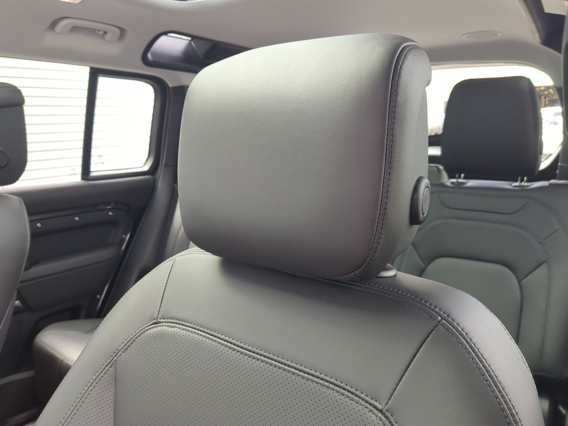 New 2026 Carpathian Grey Land Rover P400 X-Dynamic SE image 23