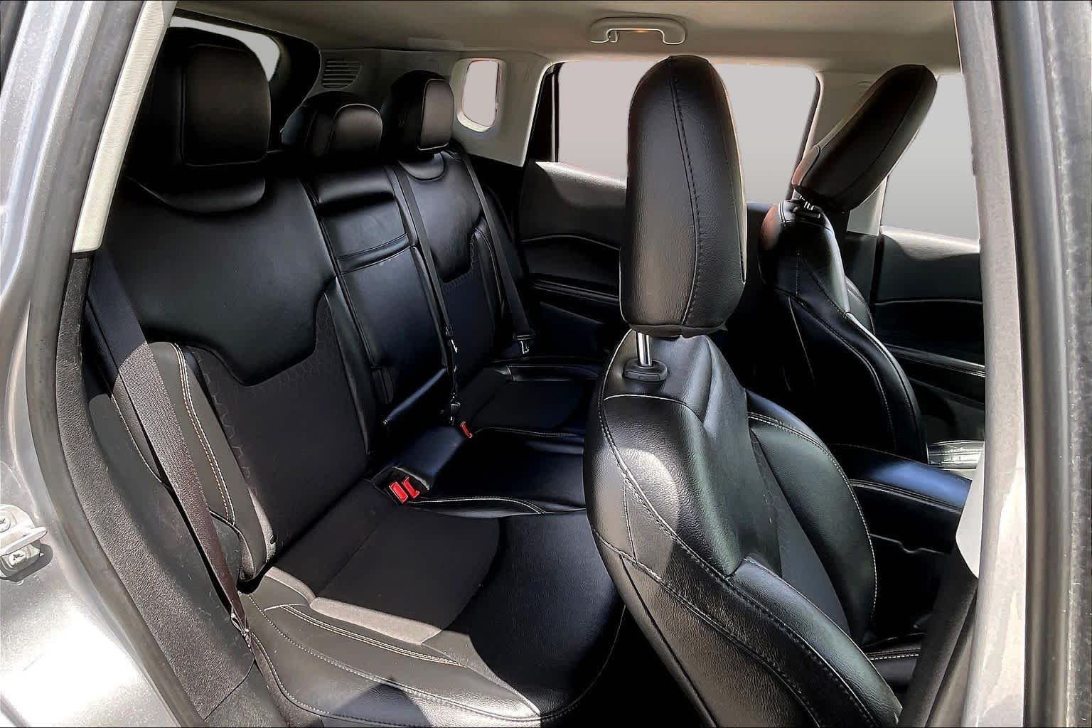 Used 2019 Billet Silver Metallic Clear Coat Jeep Latitude image 20