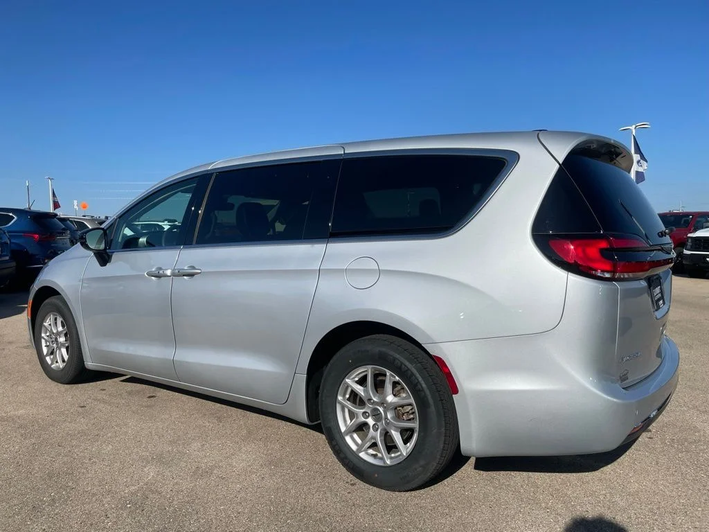 2024 Chrysler Pacifica Touring L - Photo 5