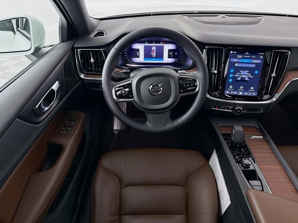 Used 2024 White Volvo B5 Plus image 24